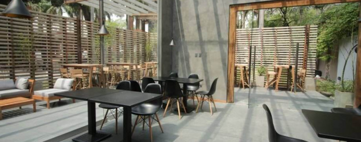 Área-externa-com-teto-de-vidro-e-piso-de-cimento-queimado-Projeto-de-Casa-Cor-Paraguai